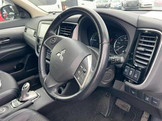 2015 Mitsubishi Outlander - Thumbnail