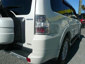 2013 Mitsubishi Pajero - Thumbnail