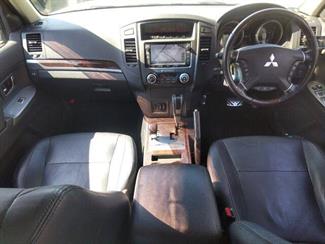 2013 Mitsubishi Pajero - Thumbnail
