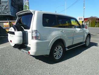 2013 Mitsubishi Pajero - Thumbnail