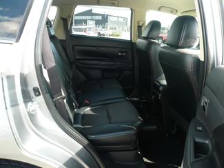 2015 Mitsubishi Outlander Plugin Hybrid - Thumbnail