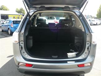 2015 Mitsubishi Outlander Plugin Hybrid - Thumbnail