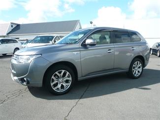 2015 Mitsubishi Outlander Plugin Hybrid - Thumbnail
