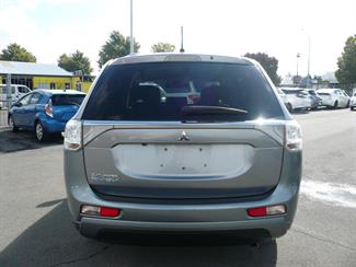 2015 Mitsubishi Outlander Plugin Hybrid - Thumbnail