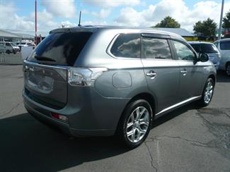 2015 Mitsubishi Outlander Plugin Hybrid - Thumbnail