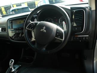 2015 Mitsubishi Outlander Plugin Hybrid - Thumbnail