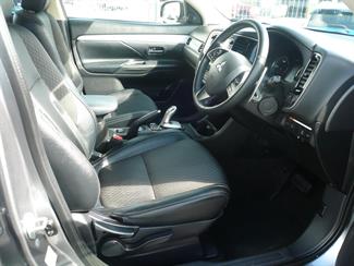 2015 Mitsubishi Outlander Plugin Hybrid - Thumbnail