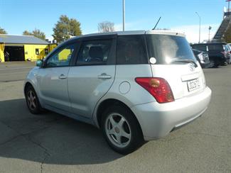 2004 Toyota IST - Thumbnail