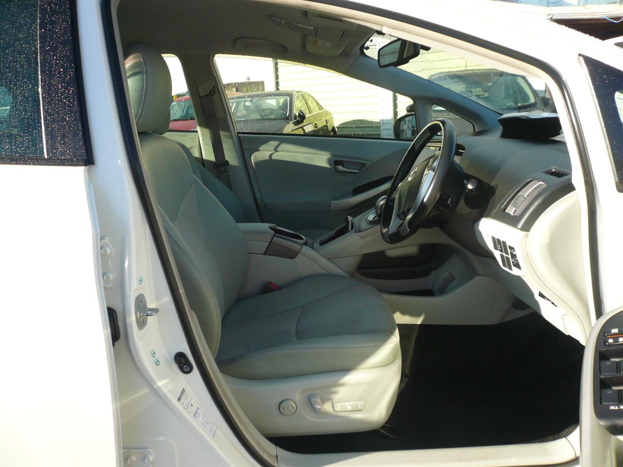 2013 Toyota prius 1800cc automatic