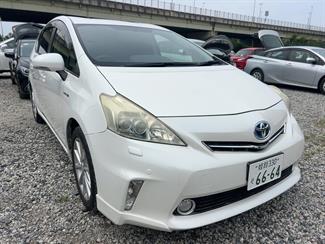 2013 Toyota PRIUS ALPHA - Thumbnail