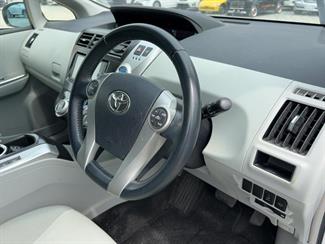 2013 Toyota PRIUS ALPHA - Thumbnail