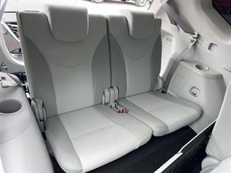 2013 Toyota PRIUS ALPHA - Thumbnail