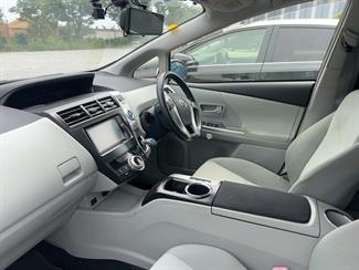 2013 Toyota PRIUS ALPHA - Thumbnail