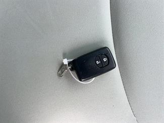 2013 Toyota PRIUS ALPHA - Thumbnail