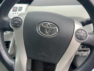 2013 Toyota PRIUS ALPHA - Thumbnail