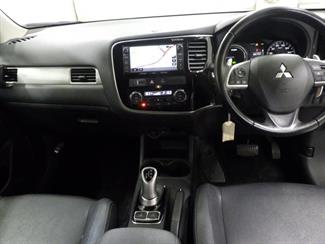 2013 Mitsubishi Outlander phev - Thumbnail