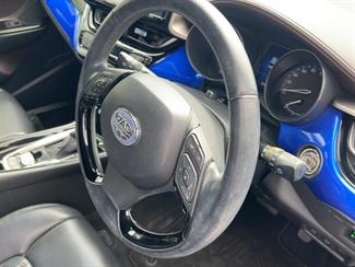 2017 Toyota C-HR - Thumbnail