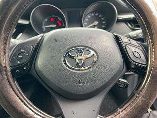 2017 Toyota C-HR - Thumbnail