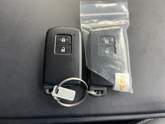 2020 Toyota PRIUS ALPHA - Thumbnail