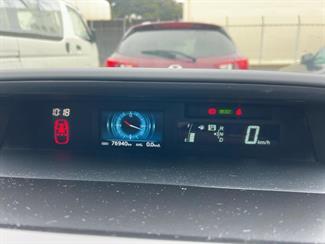 2020 Toyota PRIUS ALPHA - Thumbnail