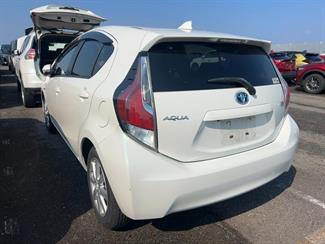 2015 Toyota Aqua - Thumbnail