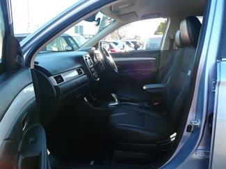 2013 Mitsubishi Outlander - Thumbnail