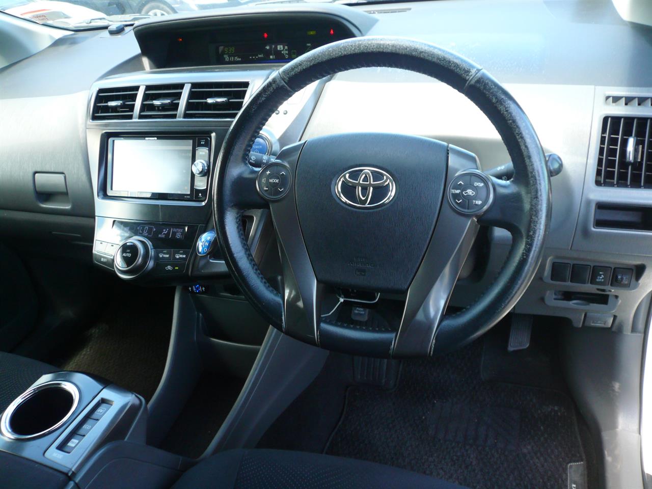 2014 Toyota Prius Alpha 1800cc hybrid