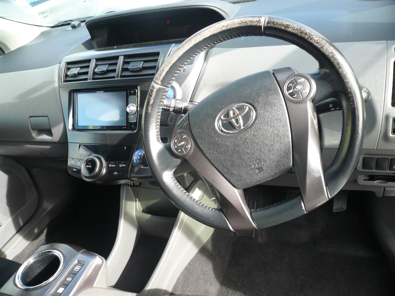2014 Toyota Prius Alpha 1800cc hybrid