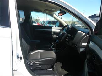 2014 Mitsubishi Outlander - Thumbnail