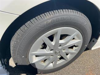 2016 Toyota Prius - Thumbnail