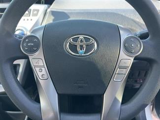 2016 Toyota Prius - Thumbnail