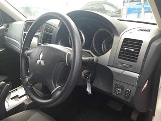 2013 Mitsubishi Pajero - Thumbnail