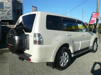 2013 Mitsubishi Pajero - Thumbnail