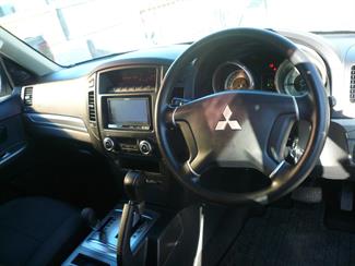 2013 Mitsubishi Pajero - Thumbnail