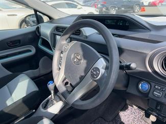 2013 Toyota Aqua - Thumbnail