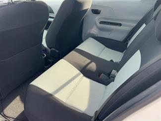 2013 Toyota Aqua - Thumbnail