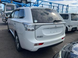 2013 Mitsubishi Outlander phev - Thumbnail