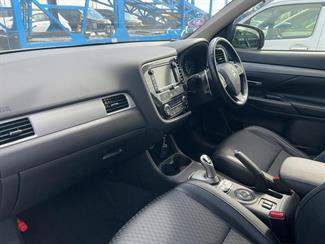 2013 Mitsubishi Outlander phev - Thumbnail