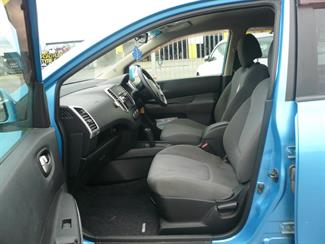 2010 Nissan WINGROAD - Thumbnail