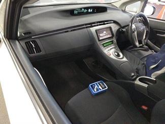 2015 Toyota Prius - Thumbnail