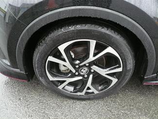 2018 Toyota C-HR - Thumbnail