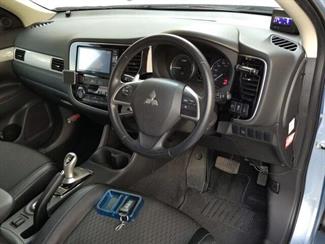 2015 Mitsubishi Outlander Phev 4wd - Thumbnail