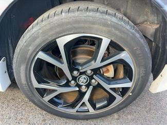 2017 Toyota C-HR - Thumbnail